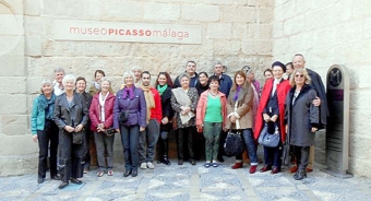 La Caixa bjöd en grupp utlänningar från Mijas att besöka Hilma af Klints utställning, på Picassomuséet i Málaga. Foto: Ayto de Mijas